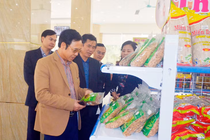 当日，副主席邓辉厚还视察在东潮市镇的“每村一特产”产品展销中心。