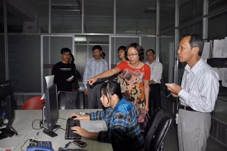 广宁报副总编辑黎玉欣参观了广西日报传媒集团的印刷中心。