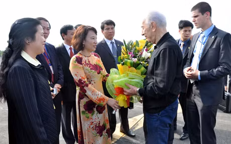 省人委会副主席武氏秋水向以色列总统赠送鲜花。