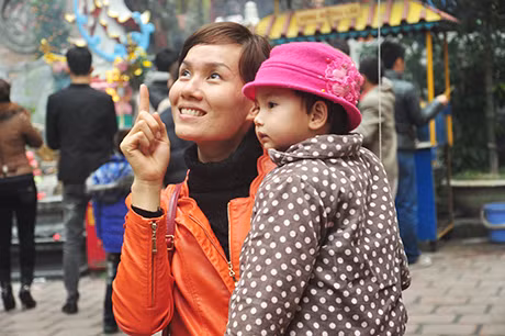 Bé theo mẹ đi lễ chùa.