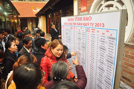 Người dân xem bảng tính sao trong năm Quý Tỵ 2013.