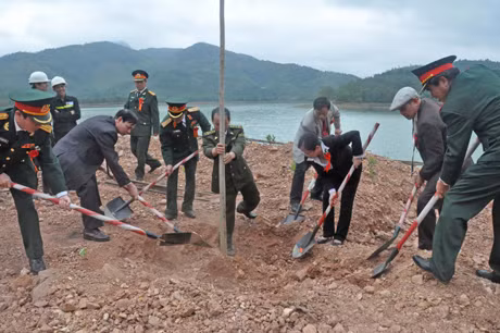 越南煤炭矿产工业集团、国防部经济局和东朝县领导参加植树节。