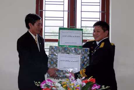 海军一区司令部副参谋长武廷笋向云屯县莲村乡干部送年礼。