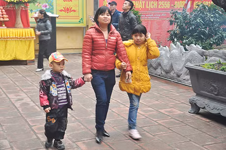 Gia đình vui tưới đi lễ chùa đầu năm mới.