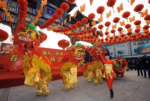 狮子舞为中国北京地坛庙会增添喜庆气氛。 (图片来源：中国人民网)