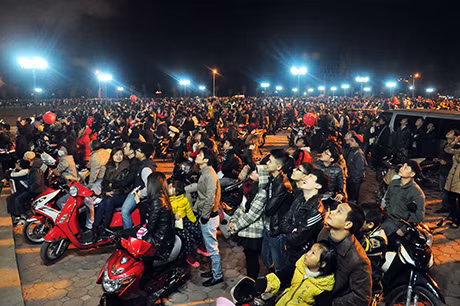 Hàng nghìn người dân TP Hạ Long đổ về Công viên Lán Bè theo dõi màn bắn pháo hoa chào Xuân Quý Tỵ 2013.