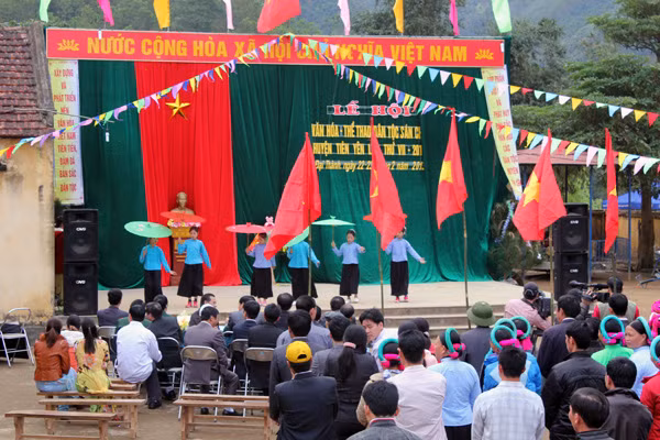 当地人民聚集参加联欢会。