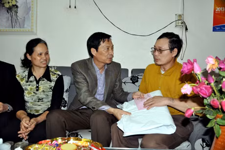 阮主席向4级荣军裴文平家庭赠送年礼。