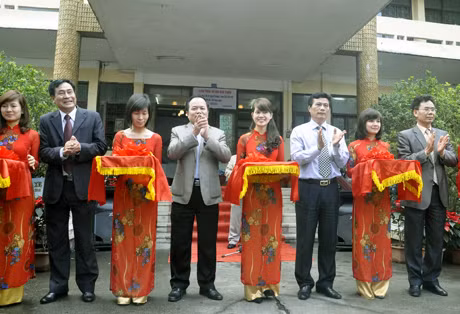 代表们剪裁，隆重开幕2013癸巳春节报纸展会。