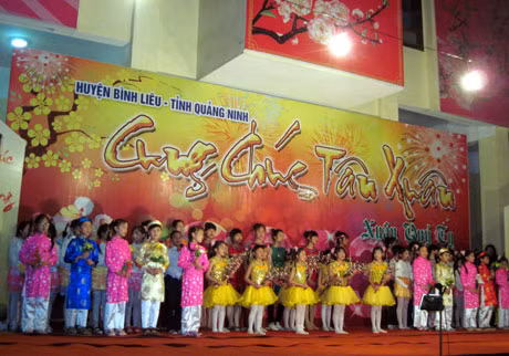 Chương trình văn nghệ chào mừng năm mới được tổ chức tại trung tâm huyện Bình Liêu.