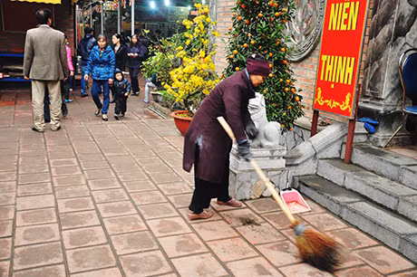 Để sân chùa sạch đẹp những người làm công quả tích cực dọn dẹp.