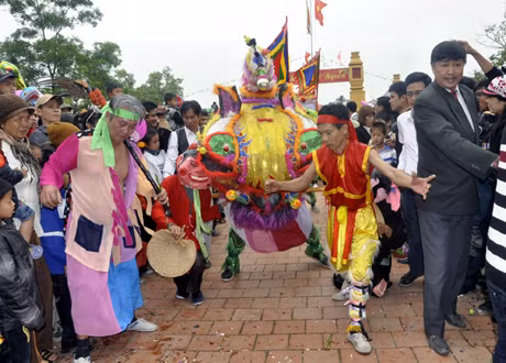 Múa lân sư dẫn đầu đoàn rước tạo không khí sôi động luôn hấp dẫn người đi hội.
