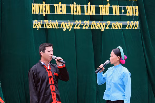 Soóng cọ 唱歌表演。
