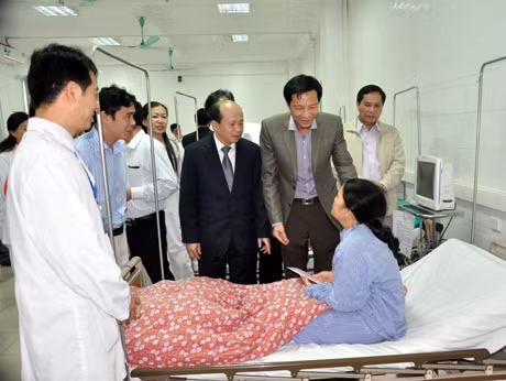 阮主席细心慰问病人并赠送礼物。