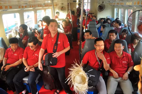 Đỏ rực trong bộ dồng phục của chương trình hành trình về nguồn 2013.