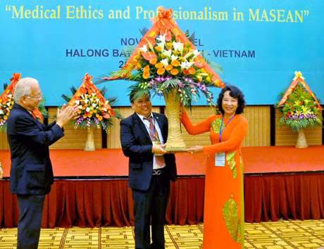 越南广宁省副省长武氏秋水代表广宁省赠花祝贺会议取得圆满成功 （图片来源：广宁报）