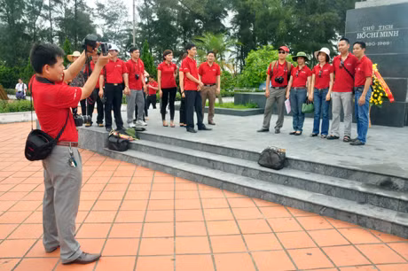 Các đoàn không quên chụp ảnh lưu niệm bên tượng đài Bác Hồ.