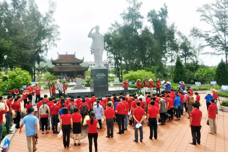 Ngay sau khi đặt chân đến huyện đảo Cô Tô các đoàn tới dâng hương tượng đài Bác Hồ.