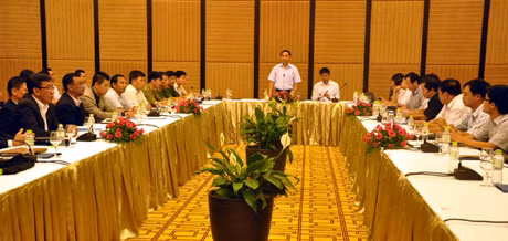 省人委会副主席邓辉厚在会上发表讲话。