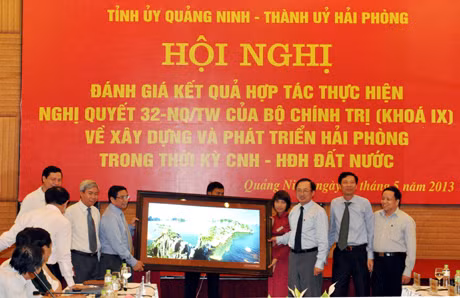 省委书记范明正向海防市市委书记阮文成赠送纪念品。