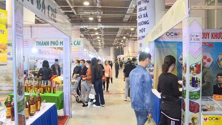 本次展销会吸引众多市民和游客参来参观、购物。