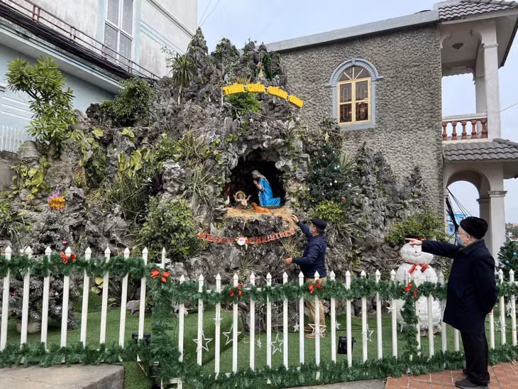 下龙市鸿基教区教民装饰教堂喜迎圣诞节。
