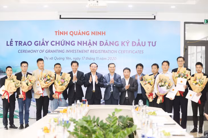 广宁省委书记阮春冀给东梅工业区9家FDI企业颁发投资注册证书。