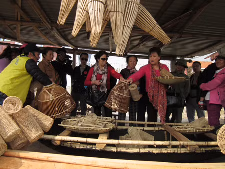 广安市传统手工艺村的旅游产品吸引诸多国际游客。