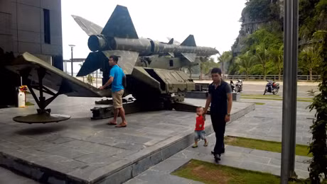 Khu vực trưng bày những vũ khí của quân và dân ta trong cuộc kháng chiến chống Mỹ cứu nước.