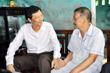 我省人民委员会主席阮文读看望慰问二级荣军黎士恒。