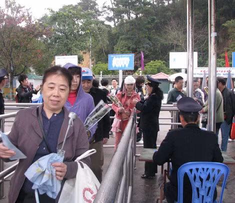 国际游客参观下龙湾