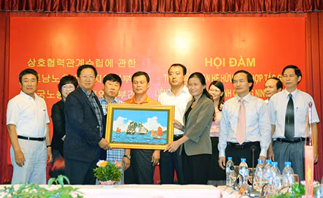 广宁省省委常务副书记杜氏黄向韩国济州代表团赠送留念品 （图：广宁报网）