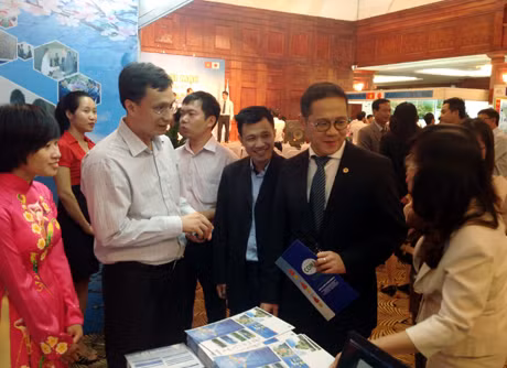 投资商访问广宁省展位，寻找投资机会。