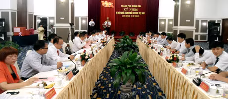 中国代表团与芒街市领导举行会谈（图：广宁报网）