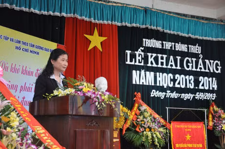 杜副书记在东朝中学开学典礼上致辞。 