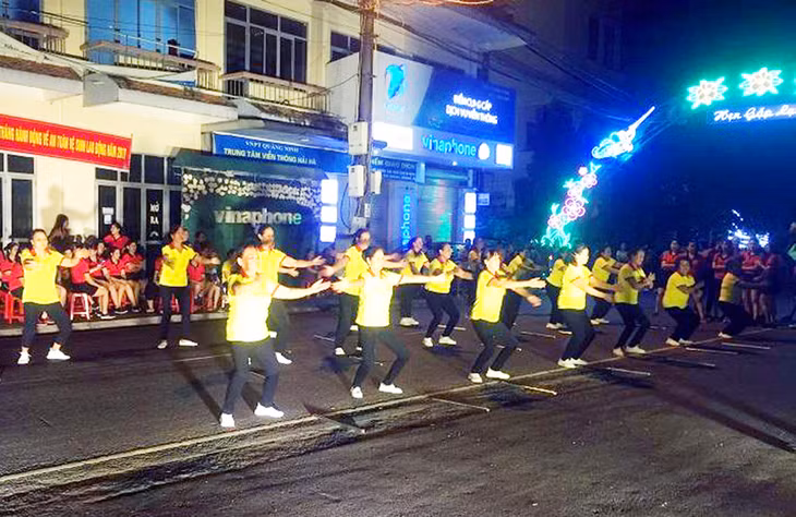 步行街上的文化表演活动营造欢乐、热闹氛围。