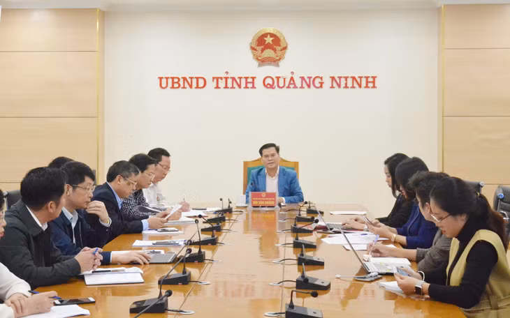 我省人民委员会副主席裴文康 主持工作会议 。