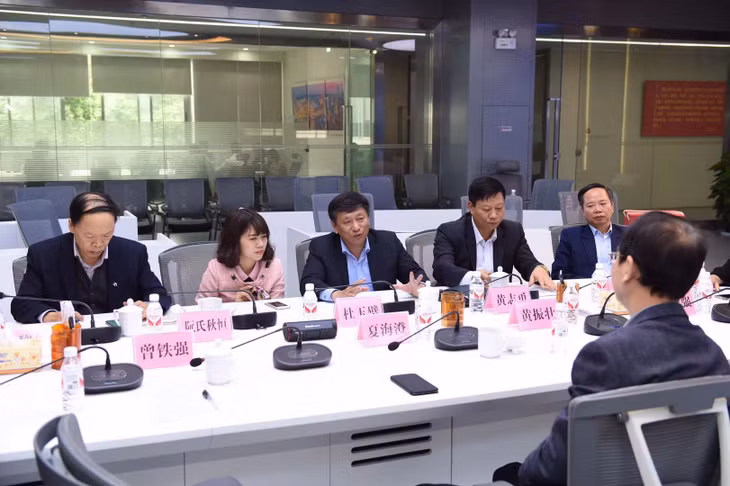 广宁省传媒中心代表团同广西日报传媒集团领导举行工作会议。