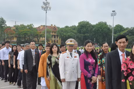 广宁省国会代表团在第十三届第三次会议国会开幕之前拜谒胡志明陵墓