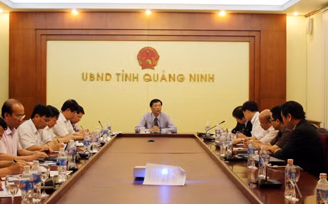 省人委会主席阮文读在会上发表讲话。