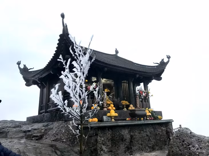 安子名山铜寺也出现冰雪现象。