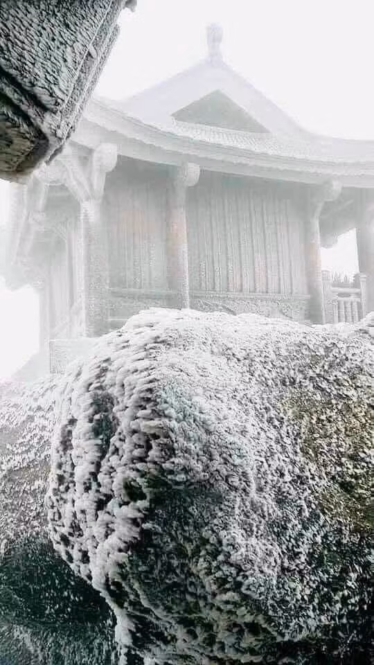 安子山上的铜寺。