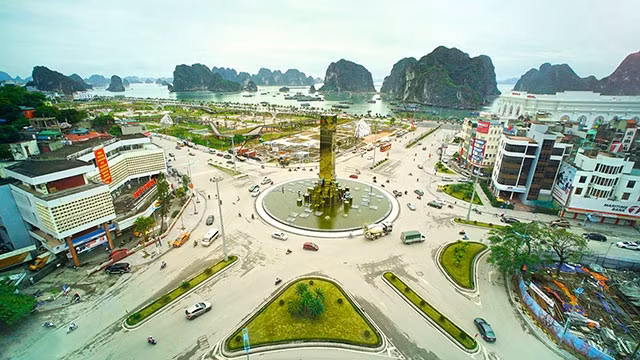 下龙市建设先进都市。明秋 摄