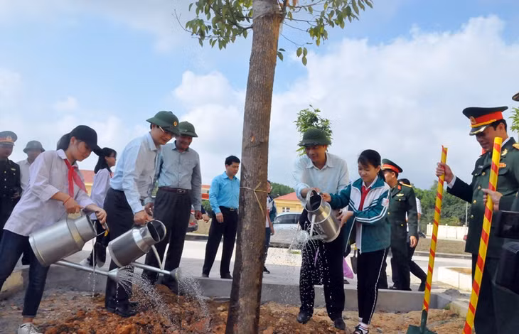 我省领导与横菩县人民一同参加植树活动。