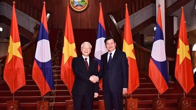越共中央总书记、国家主席阮富仲与老挝政府总理通伦·西苏里。