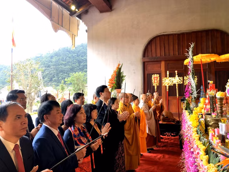 代表们一同上香祈求国泰民安。