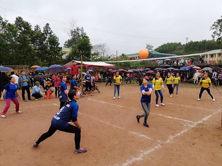 Thi đấu bóng chuyền nữ tại lễ hội.