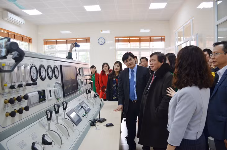 代表们一同参观中心的 医疗设备。