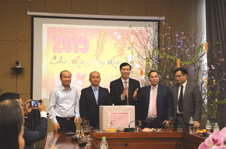阮主席一行访问太阳责任有限公司，向该公司干部、职员拜年。