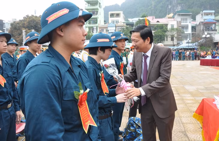 我省省委书记阮文读向新兵们赠送鲜花并预祝新兵胜利完成军训各项任务。
